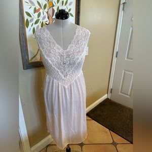 Elissia vintage 2 piece set gown , light pink size Medium  (D1)